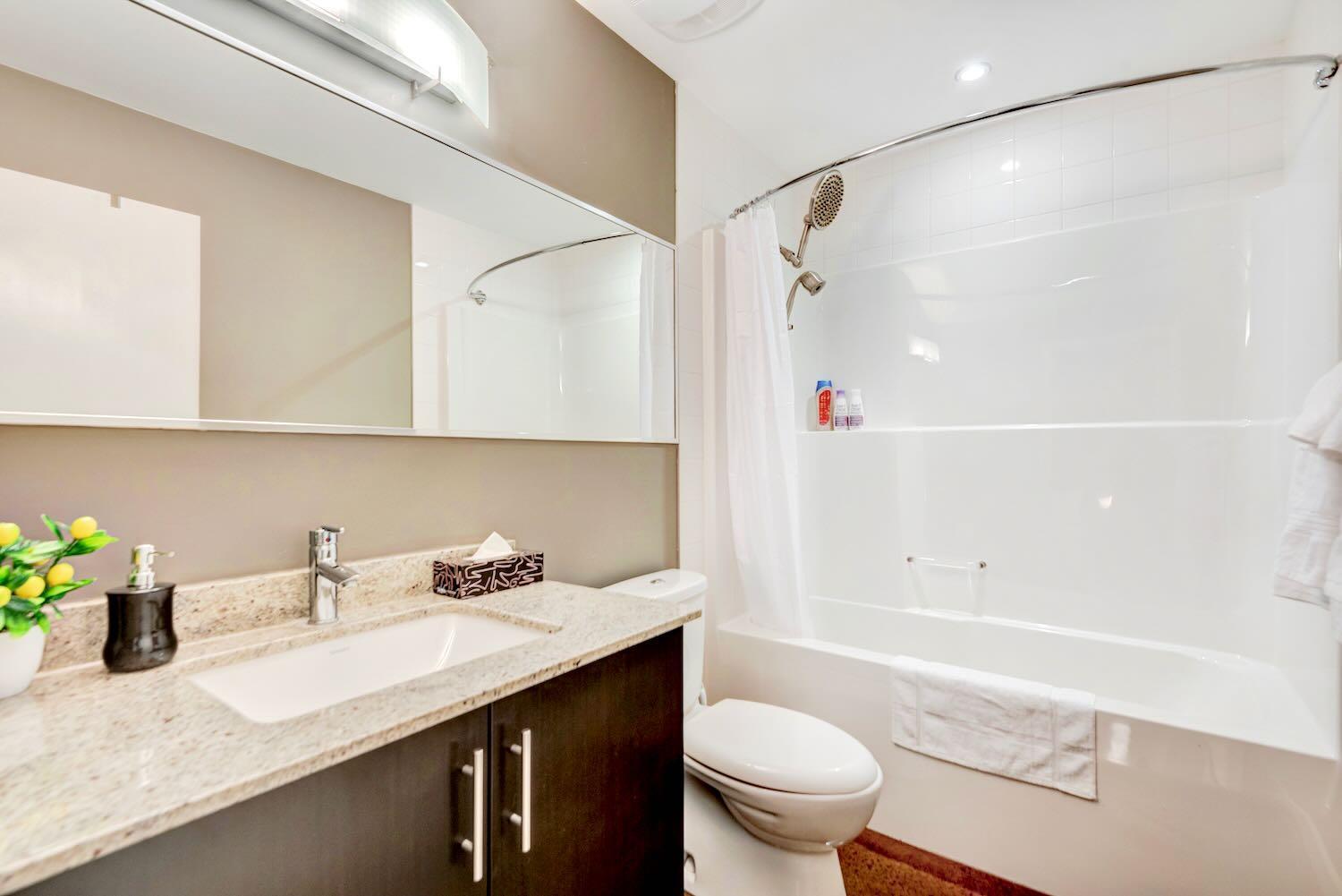 Modern 2Br Condo - King Bed - Downtown City Views YYC Eksteriør billede