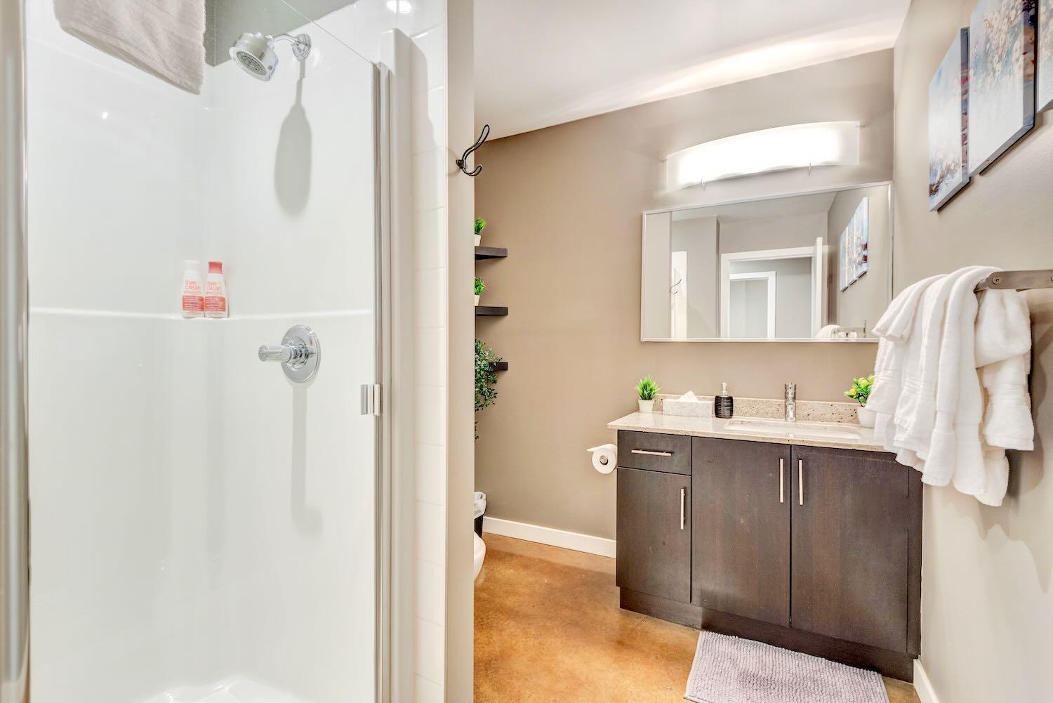 Modern 2Br Condo - King Bed - Downtown City Views YYC Eksteriør billede